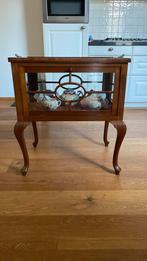 Antiek theekastje, Ophalen