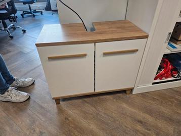 2 witte kastjes met licht hout blad beschikbaar voor biedingen