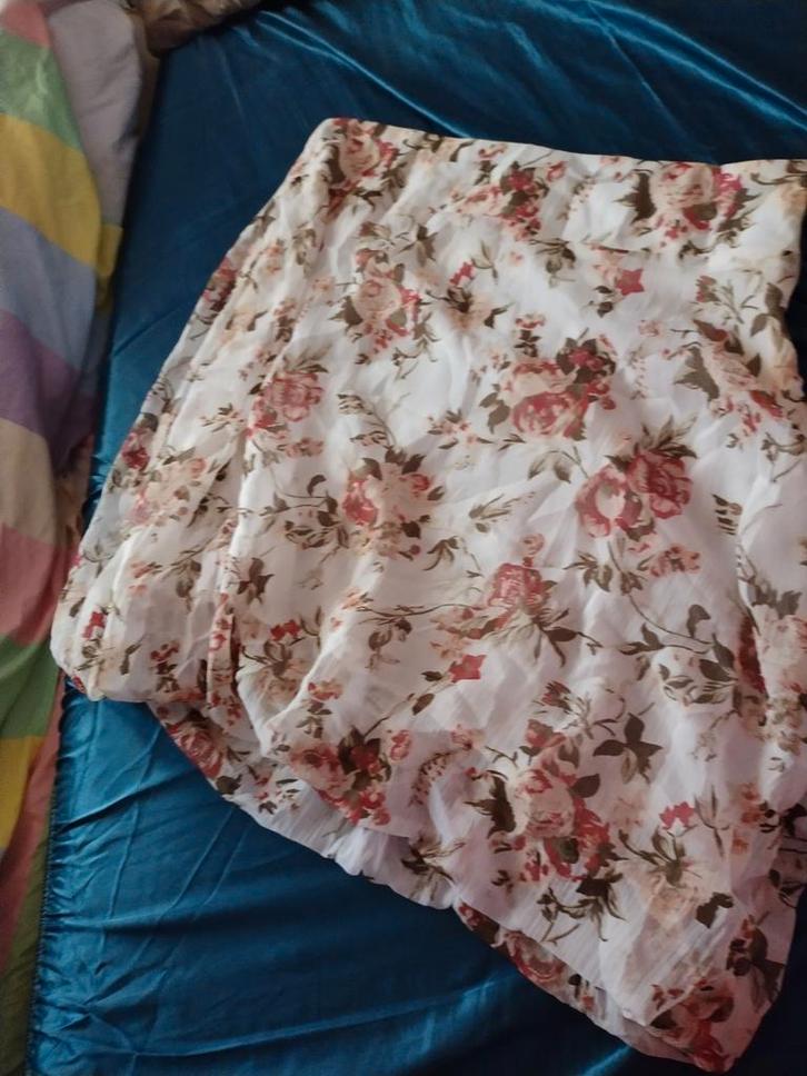 Wit rokje met rozen maat 42, Kleding | Dames, Rokken, Zo goed als nieuw, Maat 42/44 (L), Wit, Boven de knie, Ophalen of Verzenden