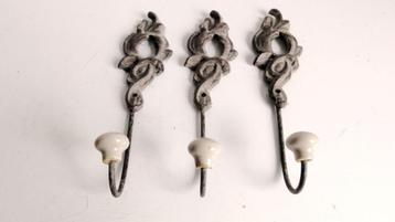 Jashaken, antiek gietijzer uitgewerkt en porseleinen knop beschikbaar voor biedingen