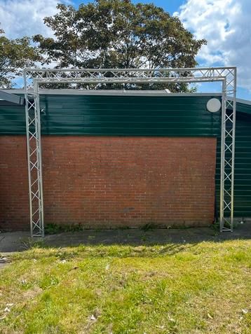 Driehoek Truss opstelling van 440x350 beschikbaar voor biedingen