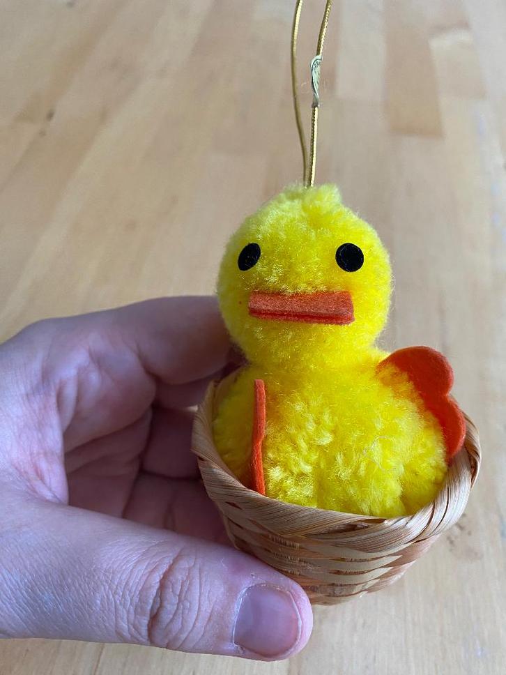 Vintage Pasen Kuiken in Rieten mandje zgan!, Diversen, Pasen, Zo goed als nieuw, Ophalen of Verzenden