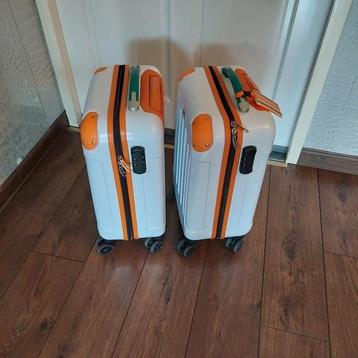 Twee postcodeloterij kofferset  beschikbaar voor biedingen