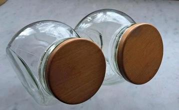 2 glazen voorraadpotten met houten deksel. 