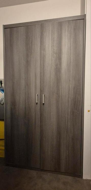 Kledingkast in mooi bruin/grijs (2/3 november ophalen; €25) beschikbaar voor biedingen