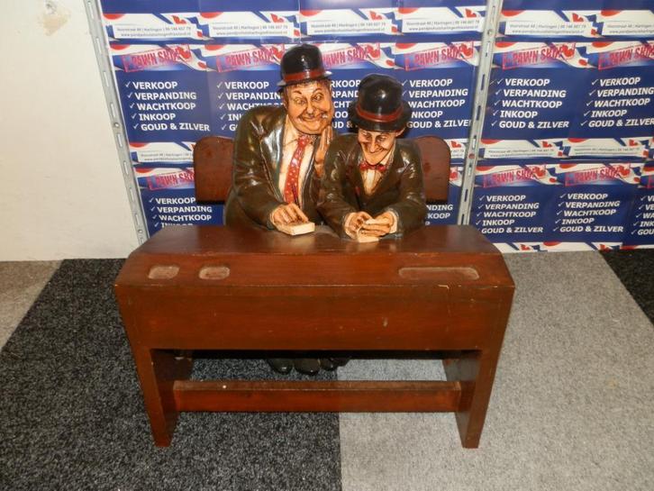 Laurel en Hardy beeld schoolbank, Verzamelen, Beelden en Beeldjes, Nieuw, Mens, Ophalen of Verzenden