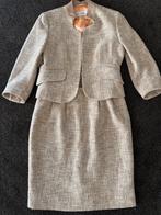 Getailleerd jasje en rok van geweven stof met pumps 60,00, Beige, Ophalen of Verzenden, Zo goed als nieuw, Maat 36 (S)