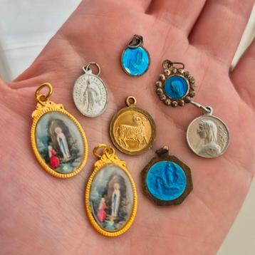 8 vintage religieuze bedeltjes/kettinghangers  beschikbaar voor biedingen