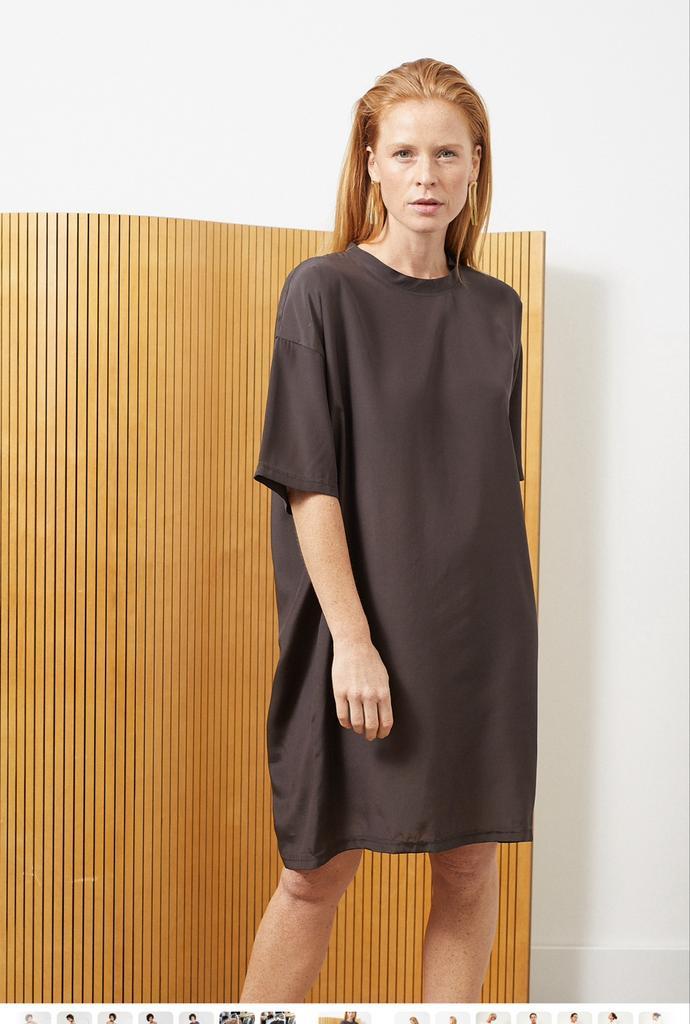 Monique van Heis dress le midi mini cappuccino silk M NIEUW, Kleding | Dames, Jurken, Nieuw, Maat 38/40 (M), Overige kleuren, Onder de knie