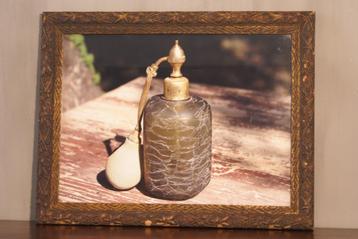 Brocante - Groene parfumfles in oude lijst! beschikbaar voor biedingen