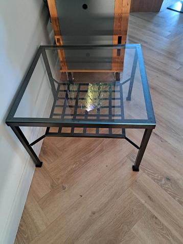 salontafel vierkant ijzer met glas L68 x B68 x H49 beschikbaar voor biedingen