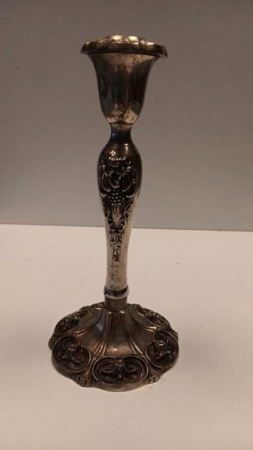 Chroomkleurige kandelaar gedecoreerd op de bovenzijde beschikbaar voor biedingen