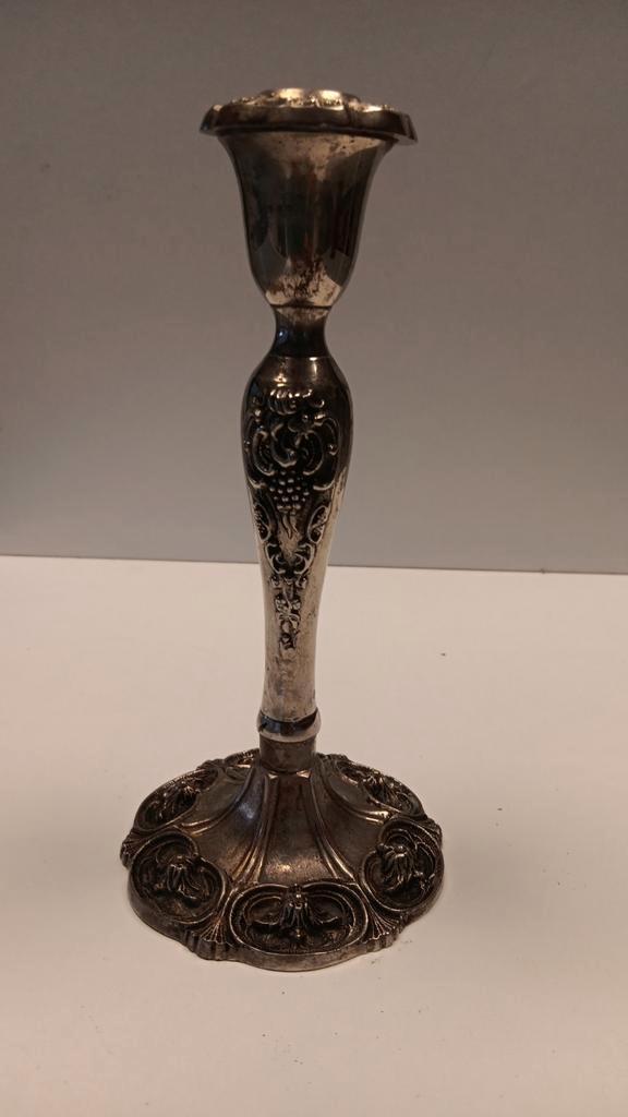 Chroomkleurige kandelaar gedecoreerd op de bovenzijde, Huis en Inrichting, Woonaccessoires | Kandelaars en Kaarsen, Zo goed als nieuw