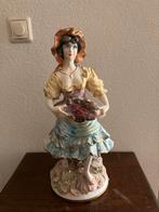 Porseleinen Beeld Vrouw met Fruitmand - 40 cm, Antiek en Kunst, Antiek | Porselein, Ophalen of Verzenden