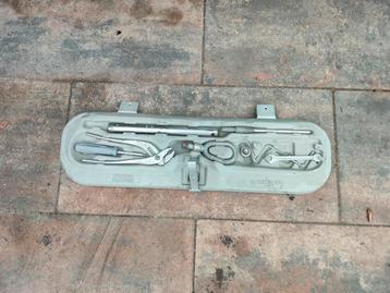 Bmw e36 coupe gereedschapkit minus 13mm steeksleutel beschikbaar voor biedingen