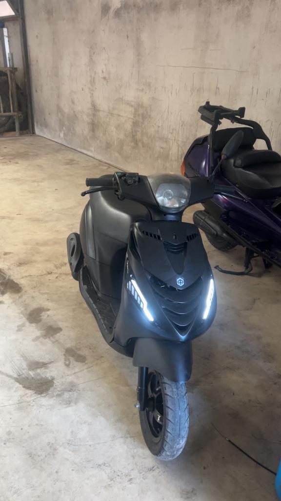 Piaggio Zip blauw kenteken, Fietsen en Brommers, Scooters | Piaggio, Gebruikt, Zip, Maximaal 25 km/u, Benzine, Ophalen