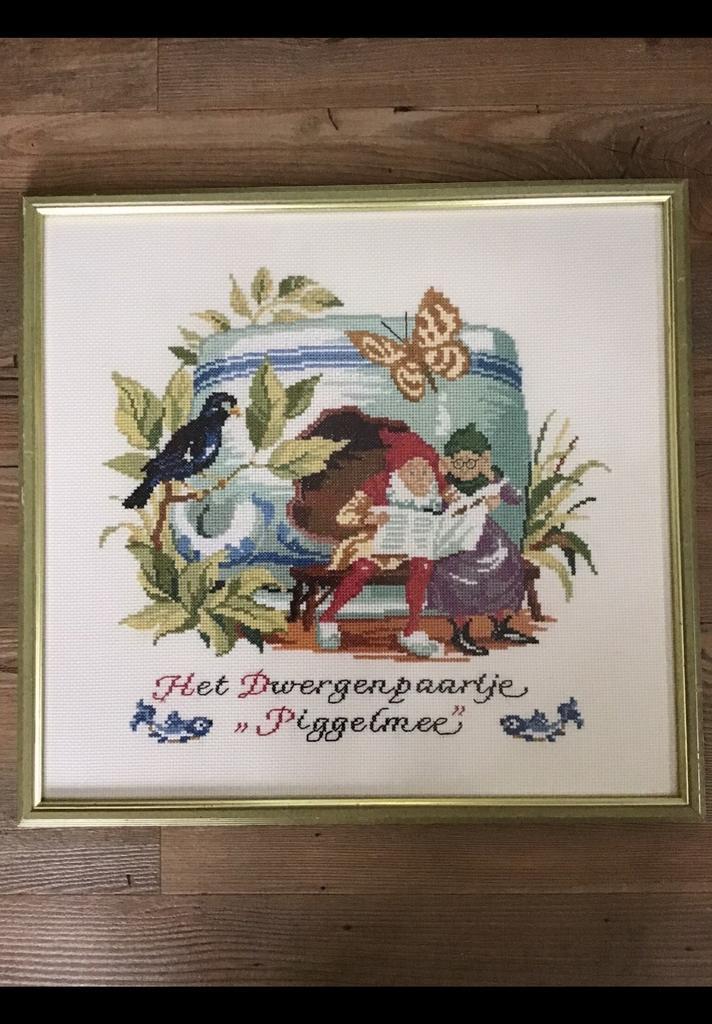 Borduurwerk v het kabouter echtpaar Piggelmee ong 44 x 47 cm, Kinderen en Baby's, Kinderkamer | Inrichting en Decoratie, Ophalen of Verzenden