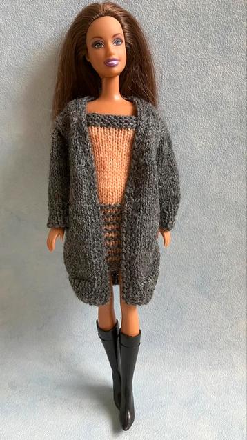 Gebreide barbie set van jurkje en vest beschikbaar voor biedingen
