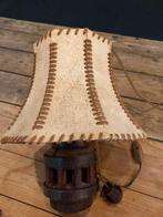Vintage tafellamp met perkament kapje, Jaren '70, Ophalen of Verzenden, Zo goed als nieuw, Overige materialen