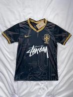 Brazilië x Stussy Voetbalshirt Zwart Goud 25/26, Maat S, Ophalen of Verzenden, Nieuw, Shirt