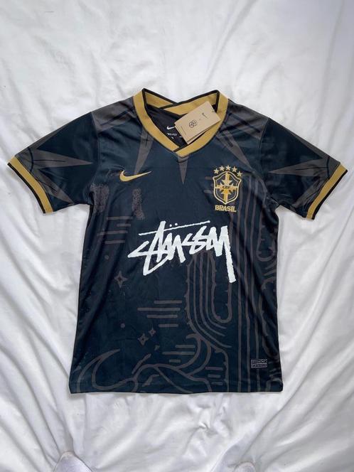 Brazilië x Stussy Voetbalshirt Zwart Goud 25/26, Sport en Fitness, Voetbal, Nieuw, Shirt, Maat S, Ophalen of Verzenden