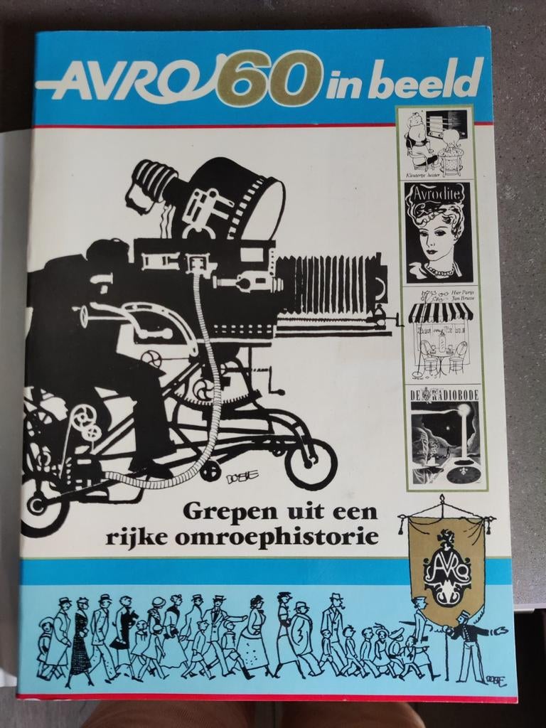 AVRO 60 in Beeld - Grepen uit een rijke omroephistorie 1983, Ophalen of Verzenden, Zo goed als nieuw, Diverse auteurs, Media