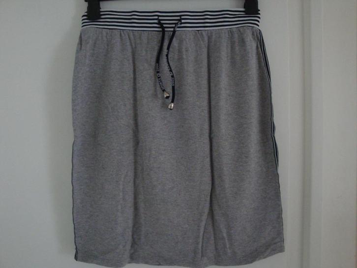 Licht grijze ZOSO rok met donker blauwe details. Maat L., Kleding | Dames, Rokken, Zo goed als nieuw, Maat 42/44 (L), Grijs, Boven de knie