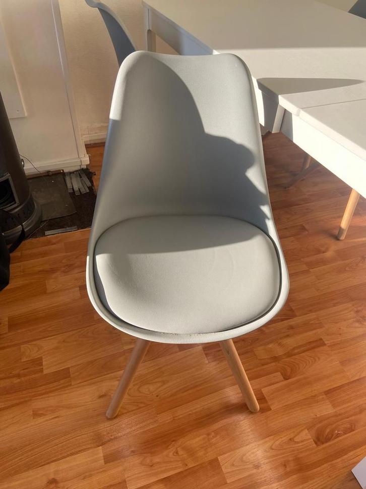 4 Grijze eetkamerstoelen skandin design, Huis en Inrichting, Stoelen, Zo goed als nieuw, Vier, Hout, Kunststof, Grijs, Ophalen
