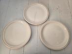 3 crème kleurige borden met goud randje, Ophalen of Verzenden, Gebruikt, Bord