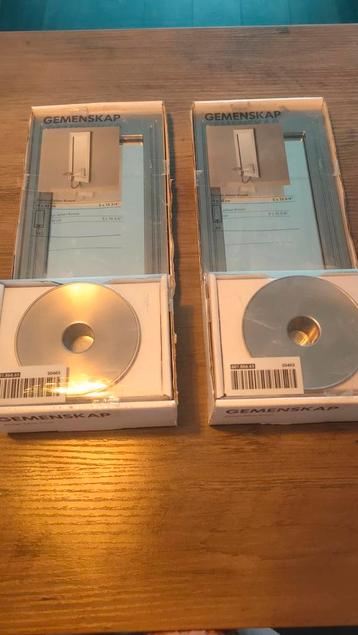 Twee Ikea kandelaars met spiegel voor aan de muur. beschikbaar voor biedingen