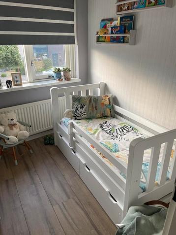 Zeer stevig Peuterbed met 2 lades , wit incl matras+dekbed beschikbaar voor biedingen