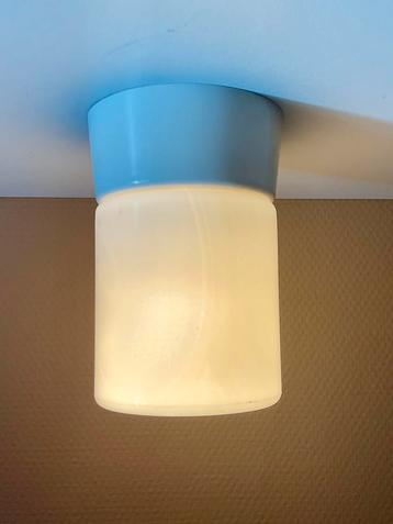 Kleine plafondlamp melkglas doorsnee 10,5 cm hoogte 15,5 cm beschikbaar voor biedingen