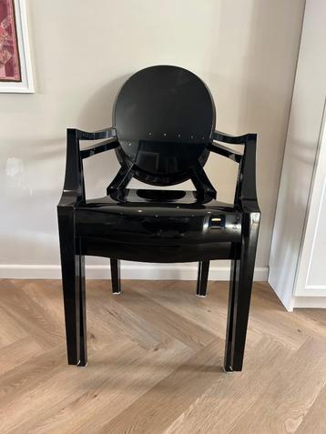 2 zwarte stoelen | Kartell | Louis ghost beschikbaar voor biedingen