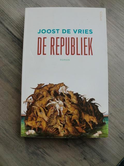 Joost de Vries - De republiek, Boeken, Literatuur, Zo goed als nieuw, Ophalen of Verzenden