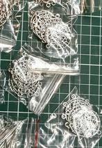 BEDELS: 35 dromenvangers en 50 veertjes, Hobby en Vrije tijd, Kralen en Sieraden maken, Ophalen of Verzenden, Nieuw, Bedel