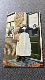 Volendamse dame in klederdracht bij postkantoor Tulpkaart, Ophalen of Verzenden, Voor 1920, Gelopen, Klederdracht