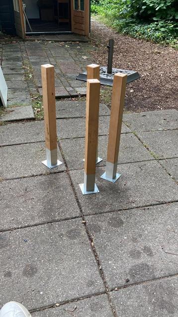 4 tafelpoten hout 12,50 pst beschikbaar voor biedingen
