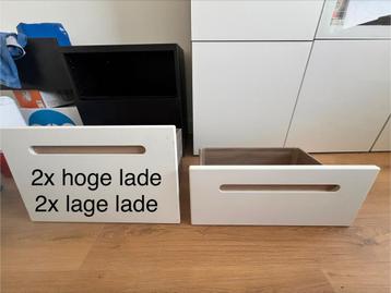 Besta lades (2 verschillende formaten, 4 beschikbaar) beschikbaar voor biedingen