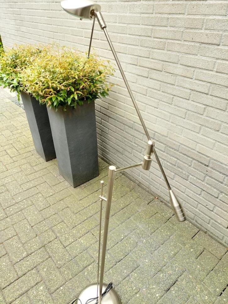 Vloerlamp verstelbaar, RVS. Merk Van der Heg, max 50 W.!, Huis en Inrichting, Lampen | Vloerlampen, Zo goed als nieuw, 150 tot 200 cm