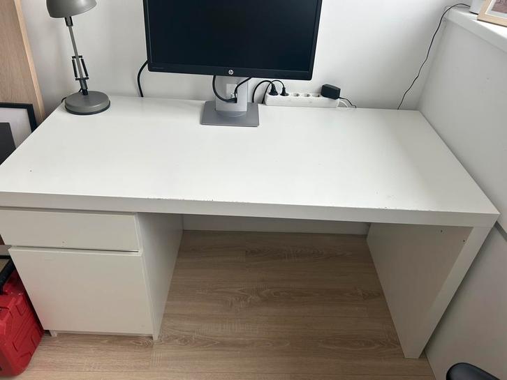 Ikea Malm bureau nog prima staat, Huis en Inrichting, Bureaus, Zo goed als nieuw, Ophalen of Verzenden
