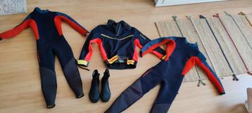 Nette zeilkleding kind (2 wetsuits, zeilschoenen en spatjas) beschikbaar voor biedingen