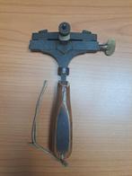 zelfcentrerende letterhaak Leo Stuttgart met aandruk mechani, Antiek en Kunst, Antiek | Gereedschap en Instrumenten, Ophalen of Verzenden