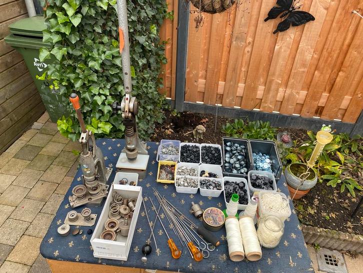 Astor Knopenmachine, Stansapparaat, Matrijzen & Knopen, Hobby en Vrije tijd, Naaien en Fournituren, Gebruikt, Knoop of Knopen