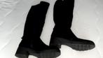 Zwarte Suède knielaarzen 40 lage blokhak rubber zolen zgan, Kleding | Dames, Schoenen, Hoge laarzen, Zo goed als nieuw, Van haren