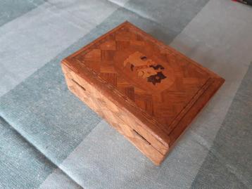 Houten Kistje met Houtsnijwerk Hondjes beschikbaar voor biedingen