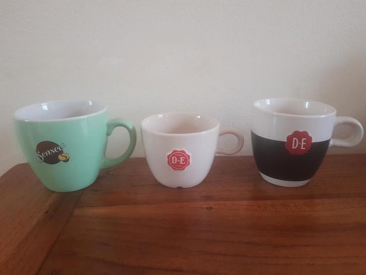 Douwe Egberts mokken - 3 verschillende ***zgan***, Huis en Inrichting, Keuken | Servies, Zo goed als nieuw, Kop(pen) en/of Schotel(s)