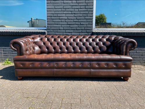 Chesterfield bank bruin geknoopte zitting GRATIS BEZORGD, Huis en Inrichting, Banken | Voetenbanken en Poefen, Gebruikt, 125 cm of meer