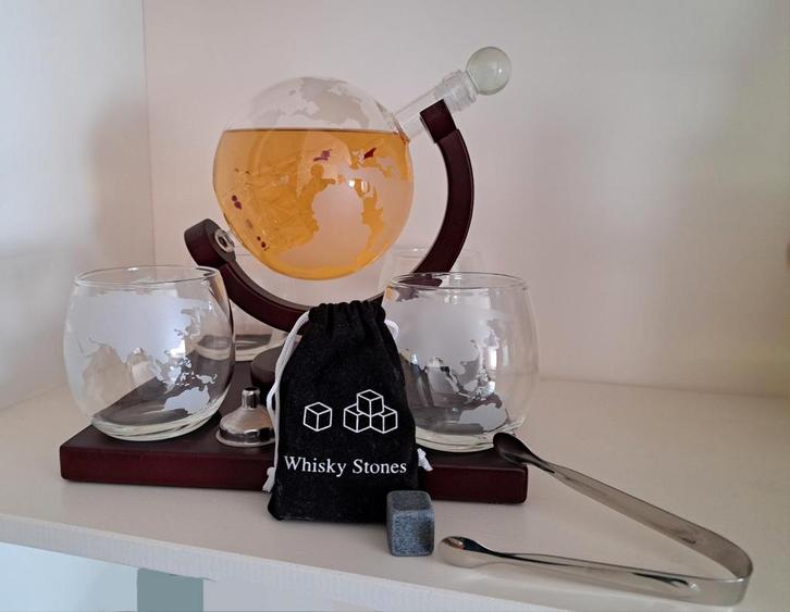Whisky decanteerkaraf globe met 4 glazen, Huis en Inrichting, Woonaccessoires | Overige, Zo goed als nieuw, Ophalen of Verzenden