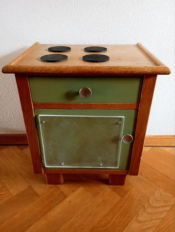 Vintage nachtkastje kleine speelkeuken, hout met accessoires beschikbaar voor biedingen