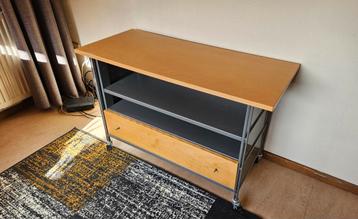 Televisie meubel van Ikea op wieltjes met opbergruimte.  beschikbaar voor biedingen